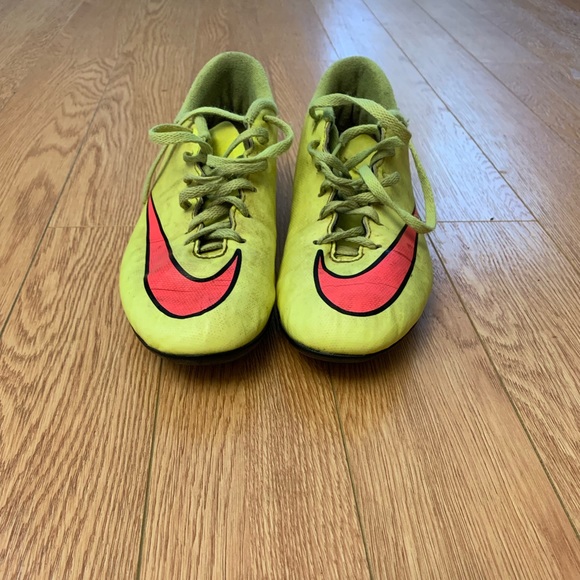 Soccer cleats - Picture 2 of 3